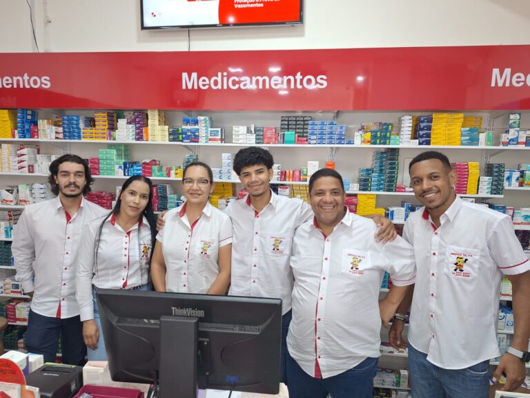 Fotografia de Adriano da Silva e seus funcionários naa Drogaria Droga-Silva.